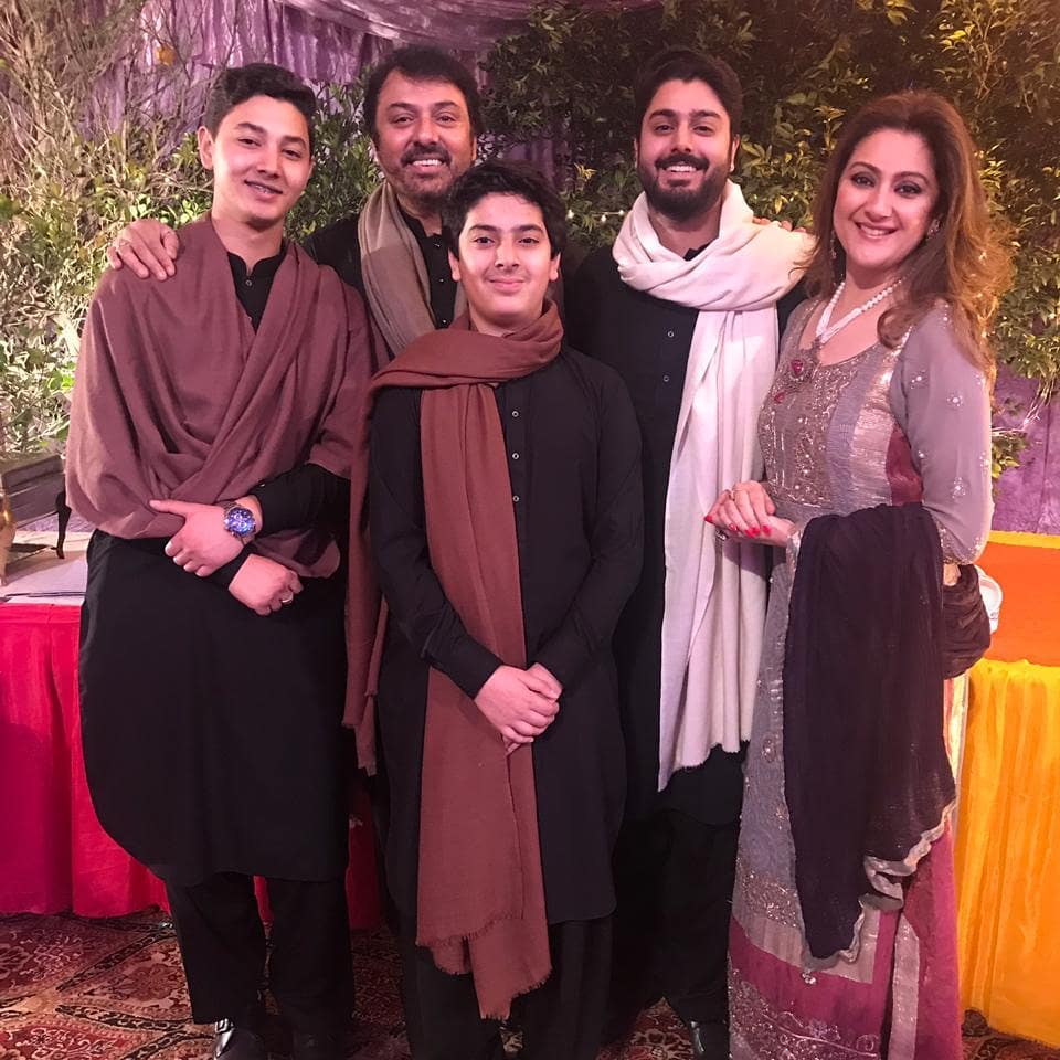 Latest Pictures of Talented Actor Nauman Ijaz with his Wife and Sons