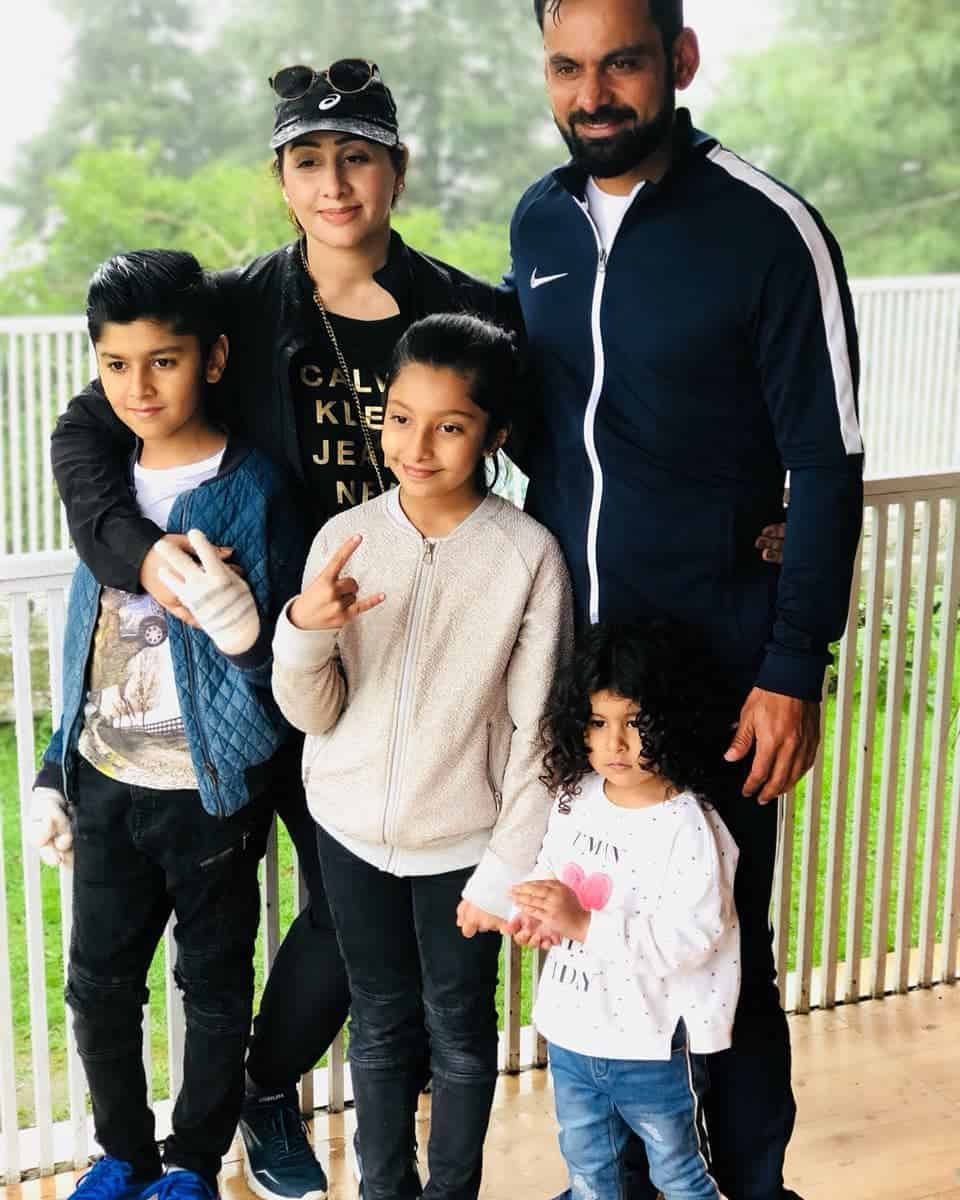 Mohammad hafeez and wife family 33