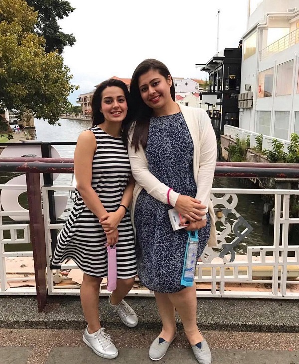 Iqra Aziz sister 2