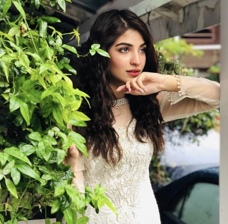 Kinza Hashmi Look Beautiful In White Dress | Reviewit.pk