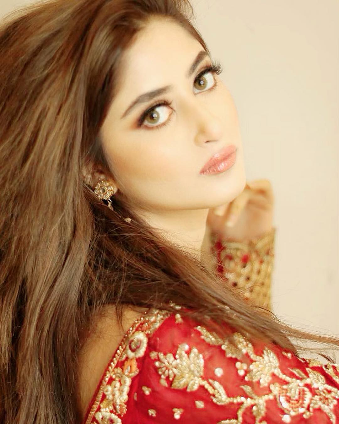 Latest Stunning Clicks of Beautiful Actress Sajal Ali | Reviewit.pk