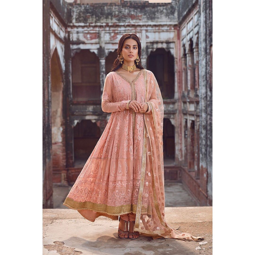 iqra aziz latest shot qalamkar 1