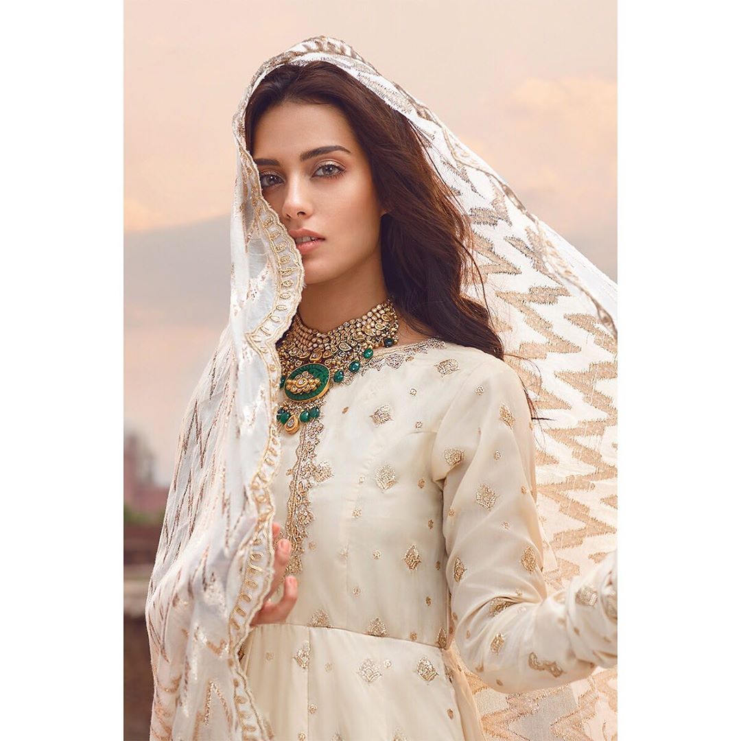 iqra aziz latest shot qalamkar 8