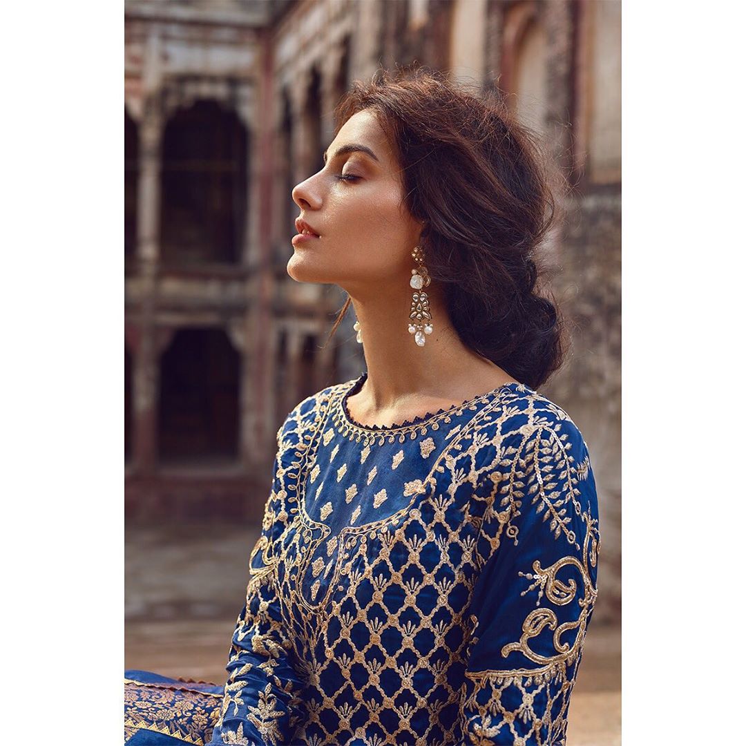 iqra aziz latest shot qalamkar 9