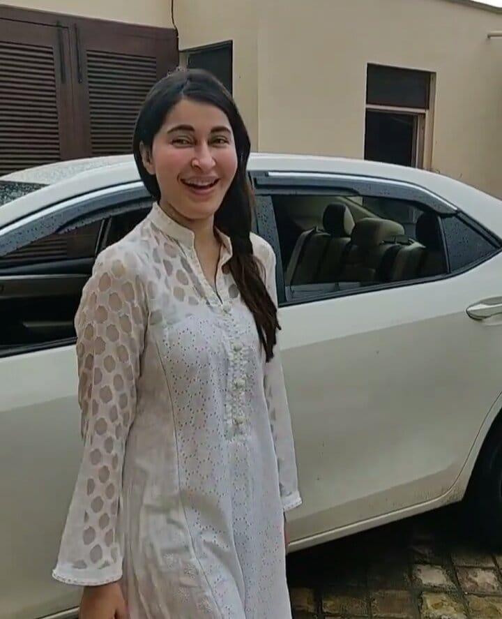 Shaista Lodhi Is Enjoying In Karachi's Rain