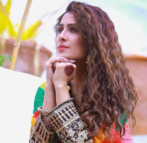 Ayeza Khan1 1