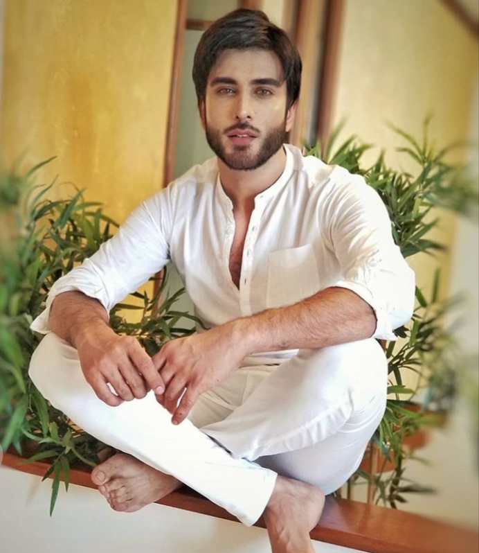 Imran Abbas Warns Fans From Fake Accounts Reviewit Pk