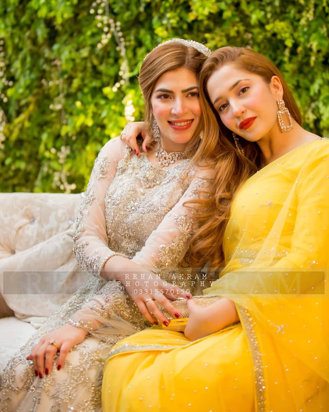 Beautiful Pictures Of Actress Naimal Khawar With Sister Fiza