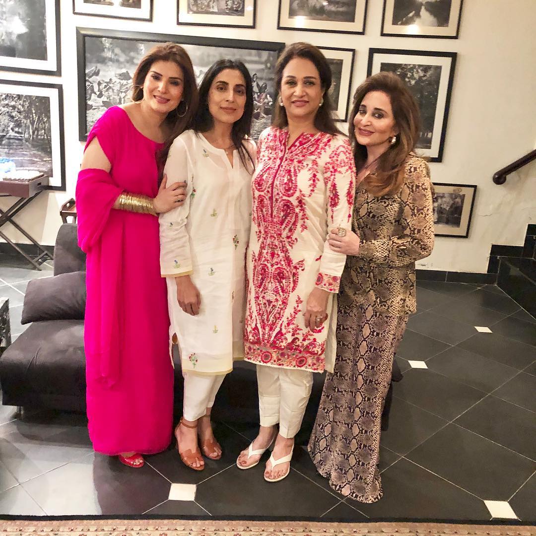 Some of the Beautiful Clicks of Resham with her Celebrity Friends