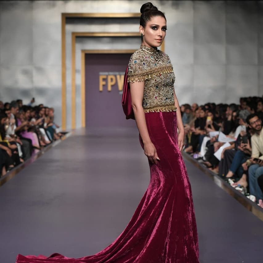 Gorgeous Ayeza Khan and Handsome Muneeb Butt Walked on Ramp at Fashion Pakistan Week-Winter Festive ’19