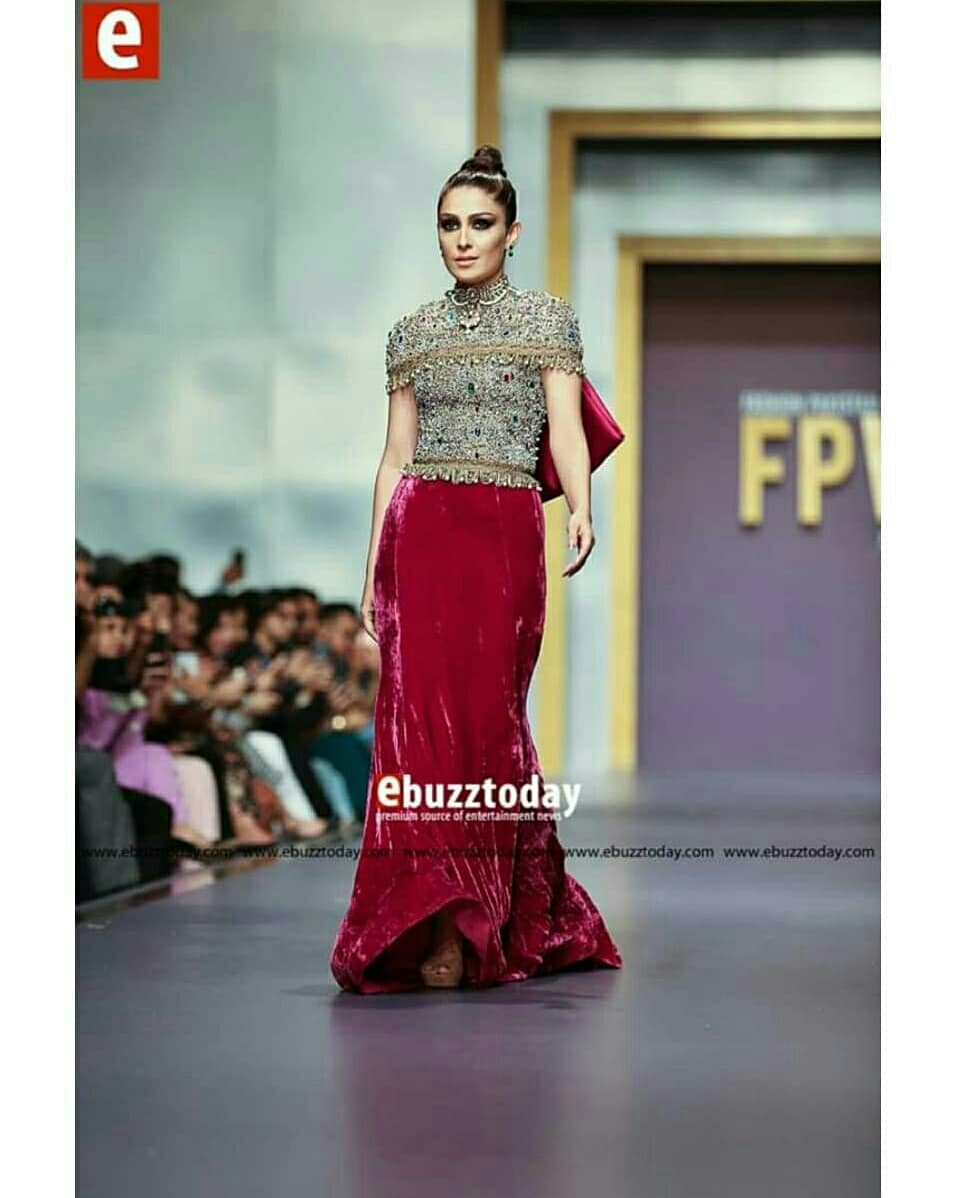 Gorgeous Ayeza Khan and Handsome Muneeb Butt Walked on Ramp at Fashion Pakistan Week-Winter Festive ’19