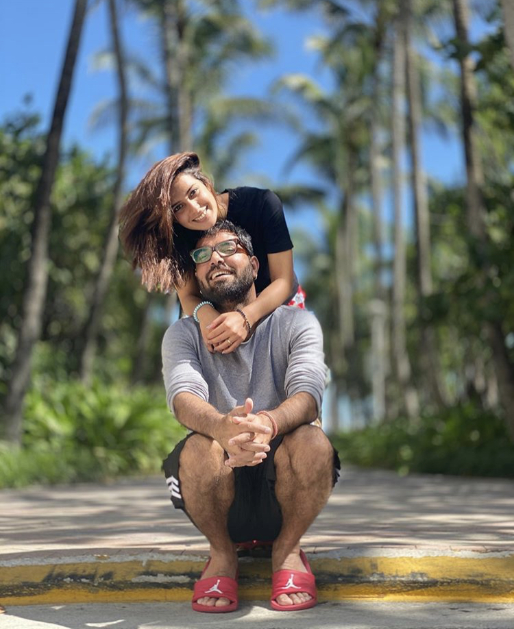 Iqra Aziz Expressing Her Love For Yasir Hussain