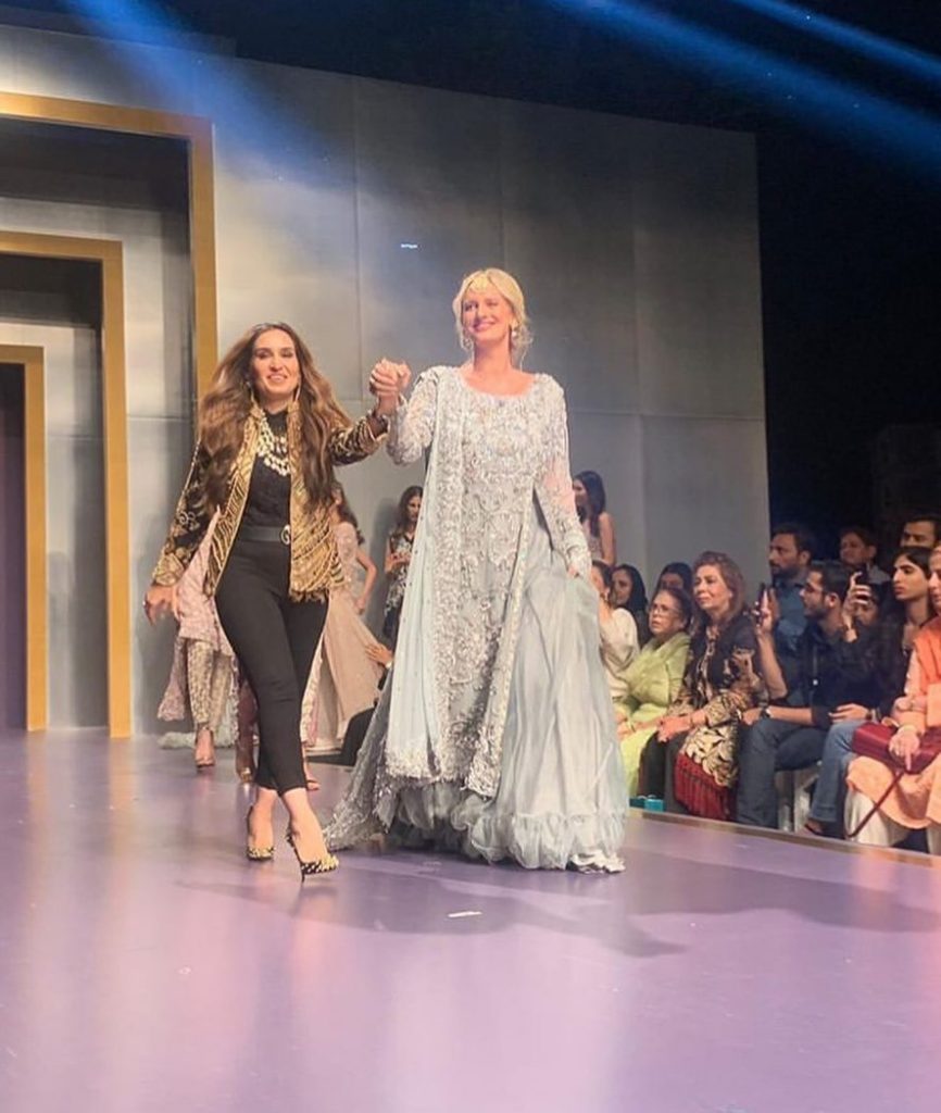 Public Reaction On Designer Saba Aslam's Fall On The Ramp