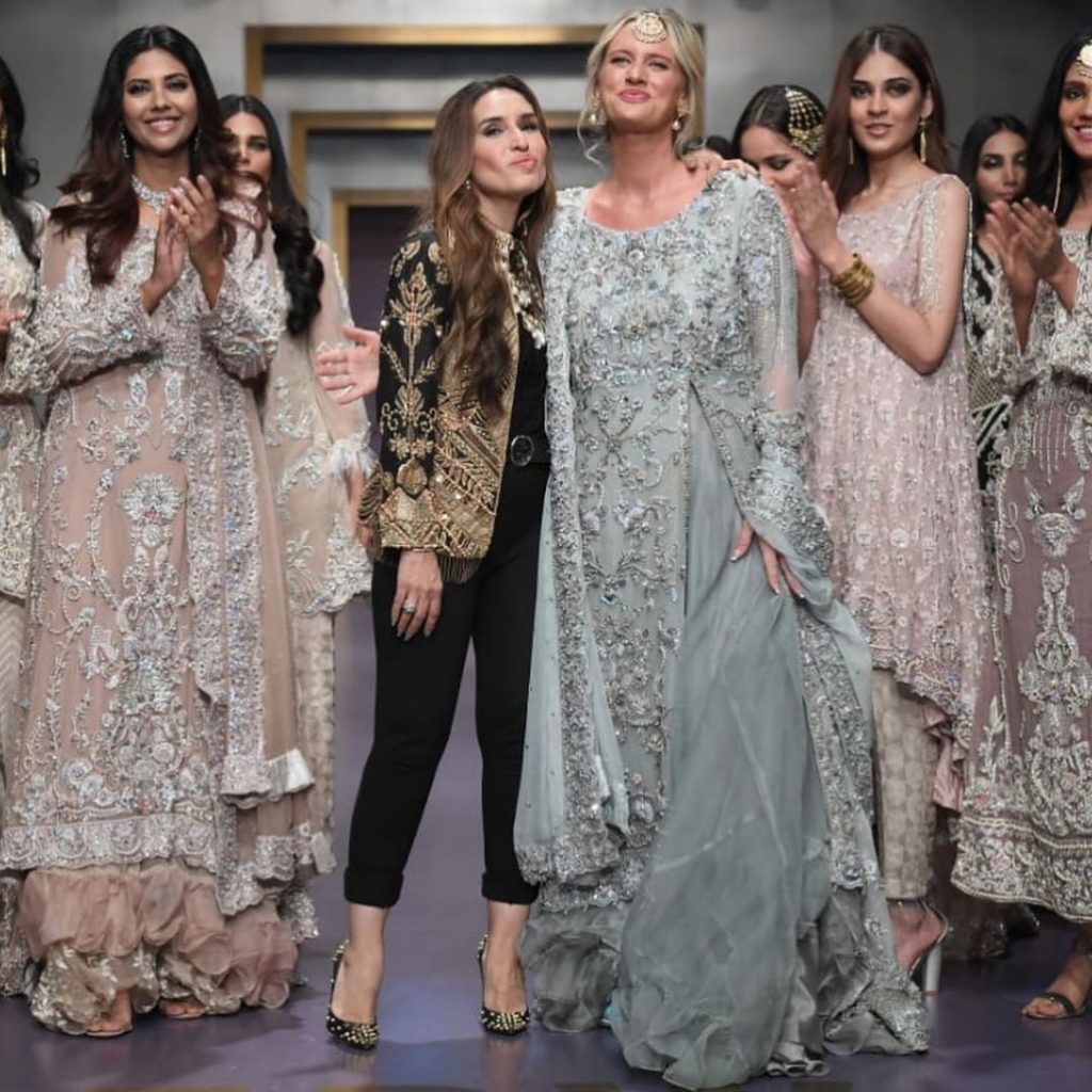 Public Reaction On Designer Saba Aslam's Fall On The Ramp