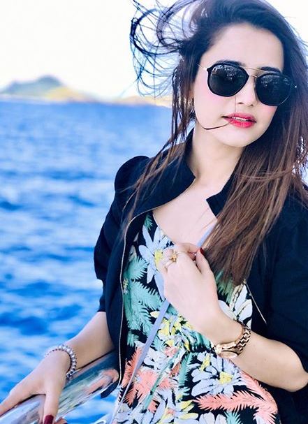 Latest Clicks of Actress Saniya Shamshad from Fiji Island