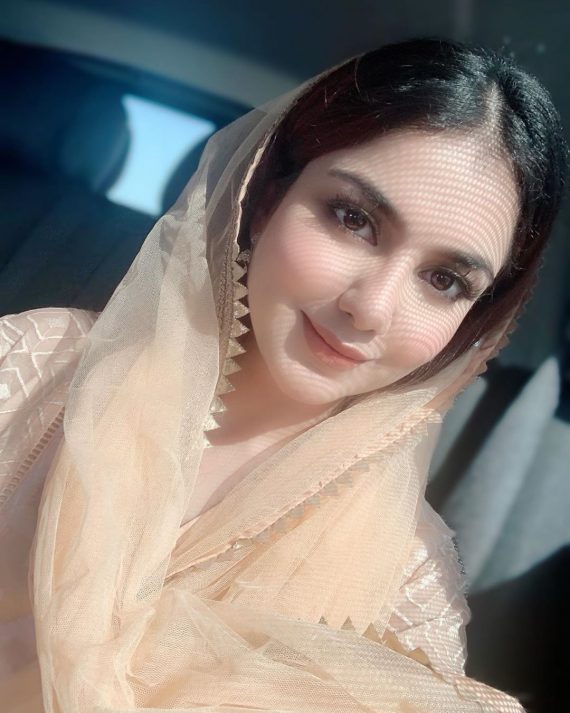 Latest Beautiful Clicks of Syeda Tuba Aamir Reviewit.pk