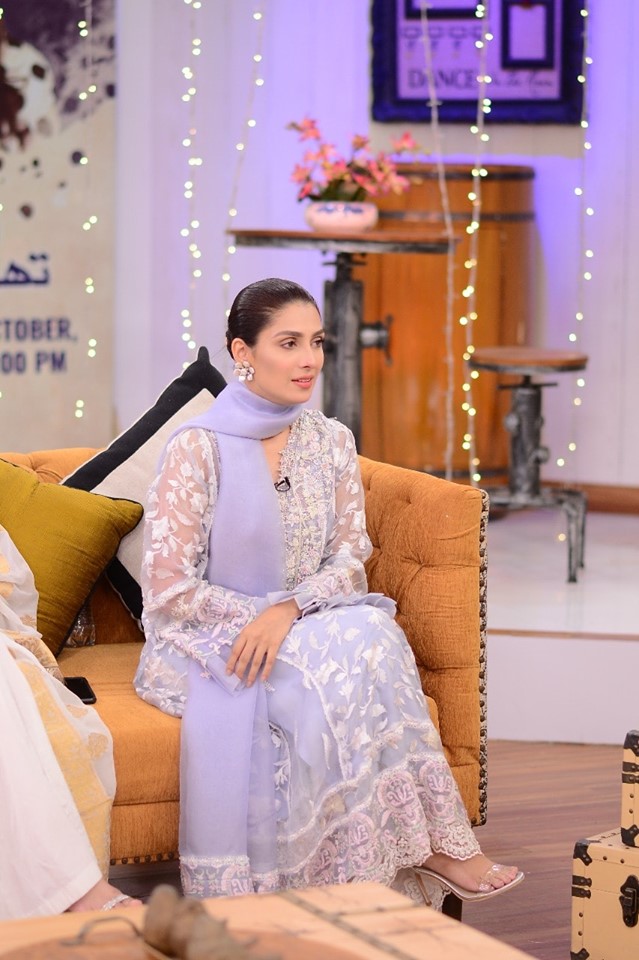 Cast of upcoming drama Thora Sa Haq on the set of Good Morning Pakistan