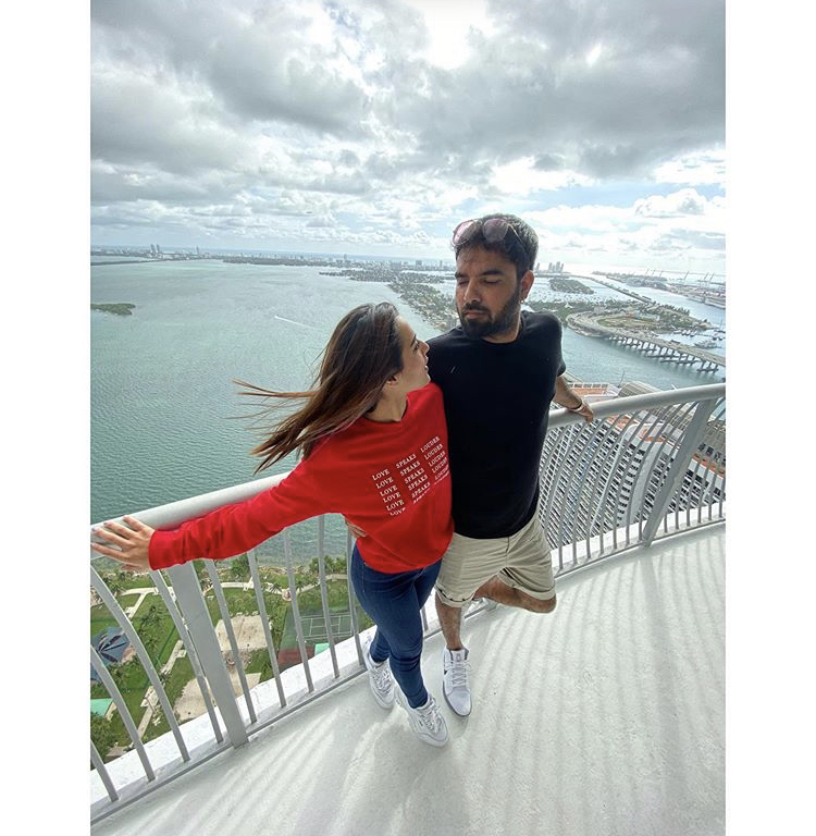 Iqra Aziz Expressing Her Love For Yasir Hussain