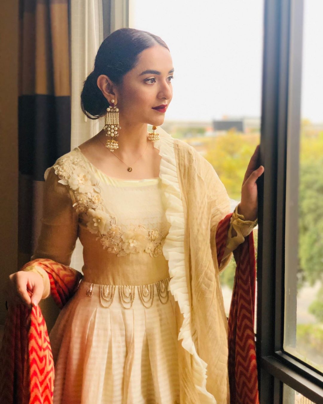 Latest Clicks of Talented & Beautiful Actress Yumna Zaidi