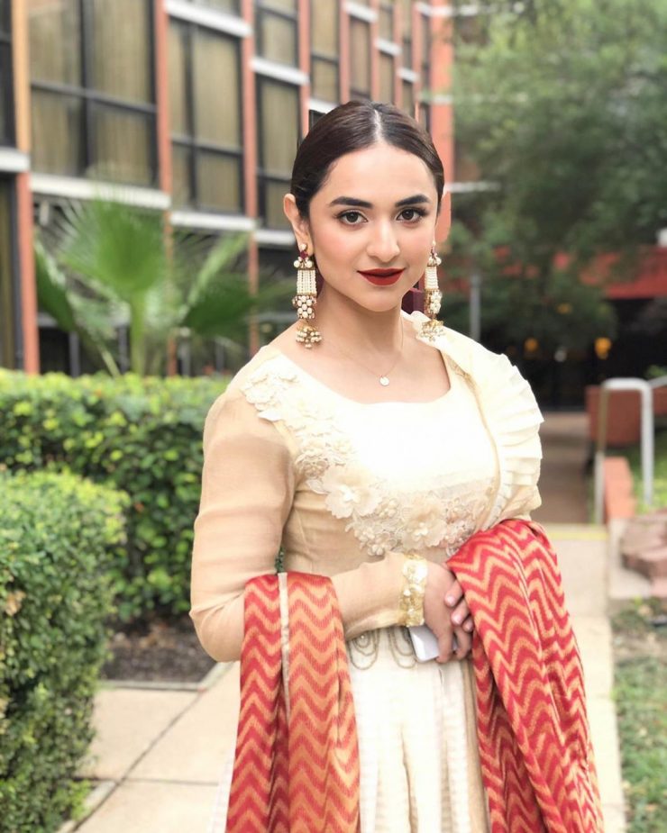 Latest Clicks of Talented & Beautiful Actress Yumna Zaidi Reviewit.pk
