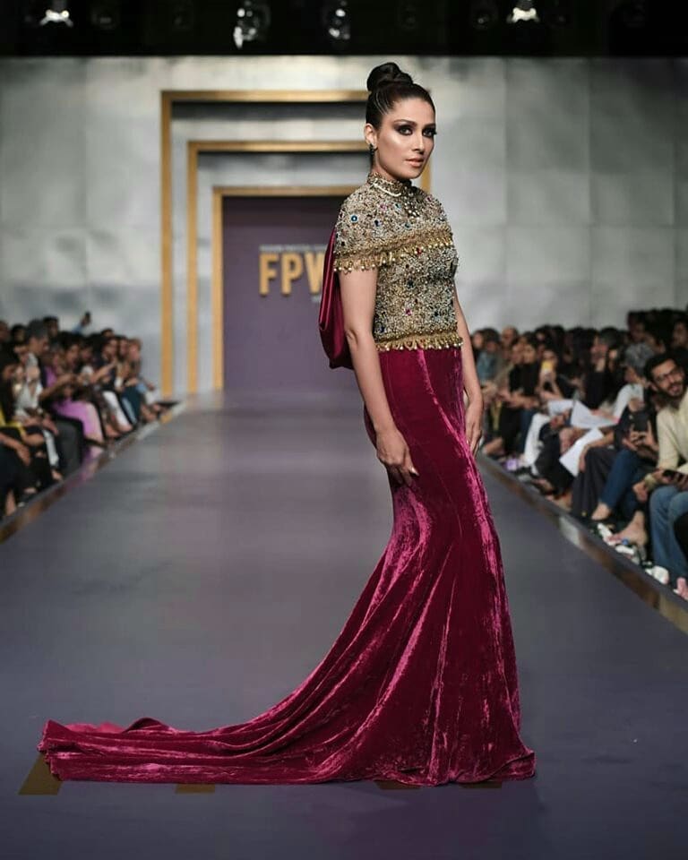 Ayeza Khan escapes massive fall on the ramp at FPWF'19 day 1