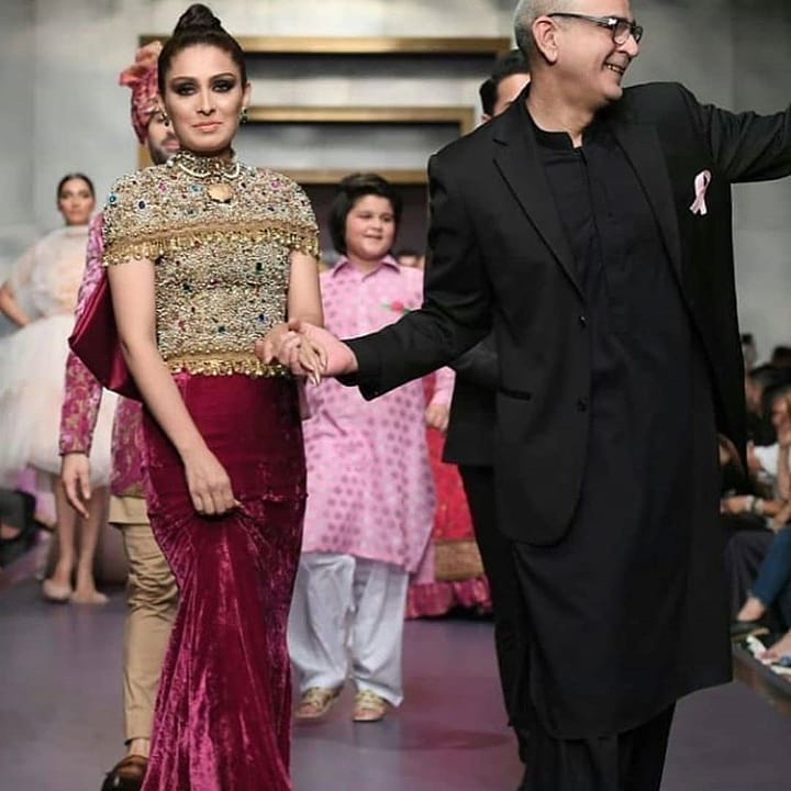 Ayeza Khan escapes massive fall on the ramp at FPWF'19 day 1