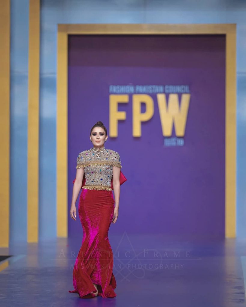 Ayeza Khan escapes massive fall on the ramp at FPWF'19 day 1