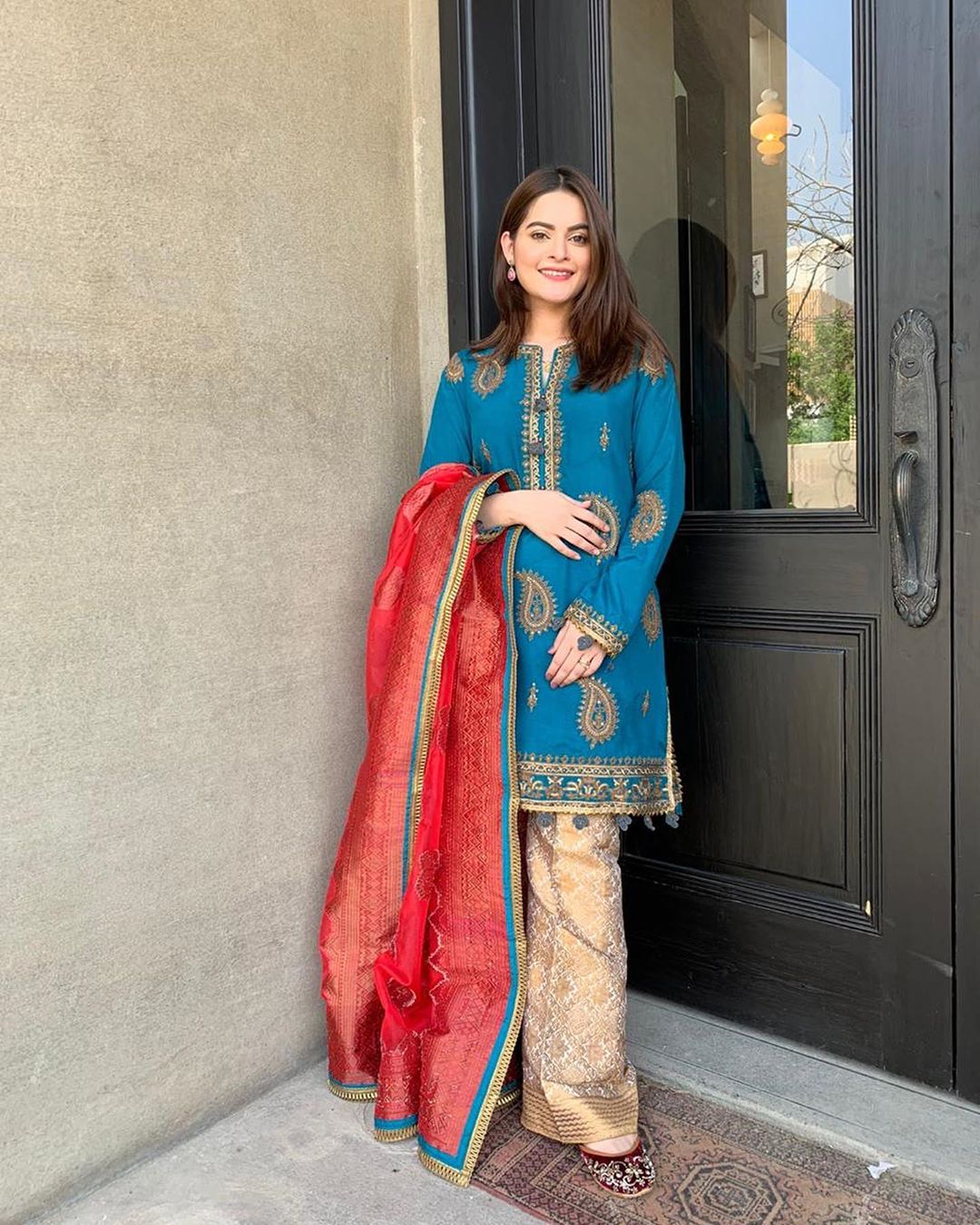 Gorgeous Minal Khan on the Sets of her Upcoming Drama