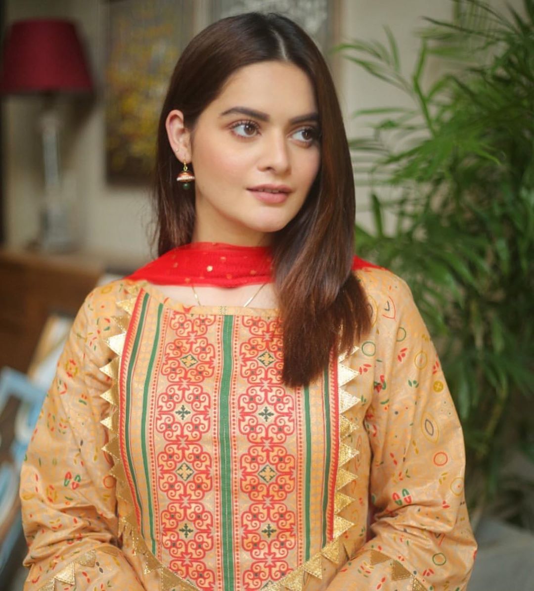 Gorgeous Minal Khan on the Sets of her Upcoming Drama