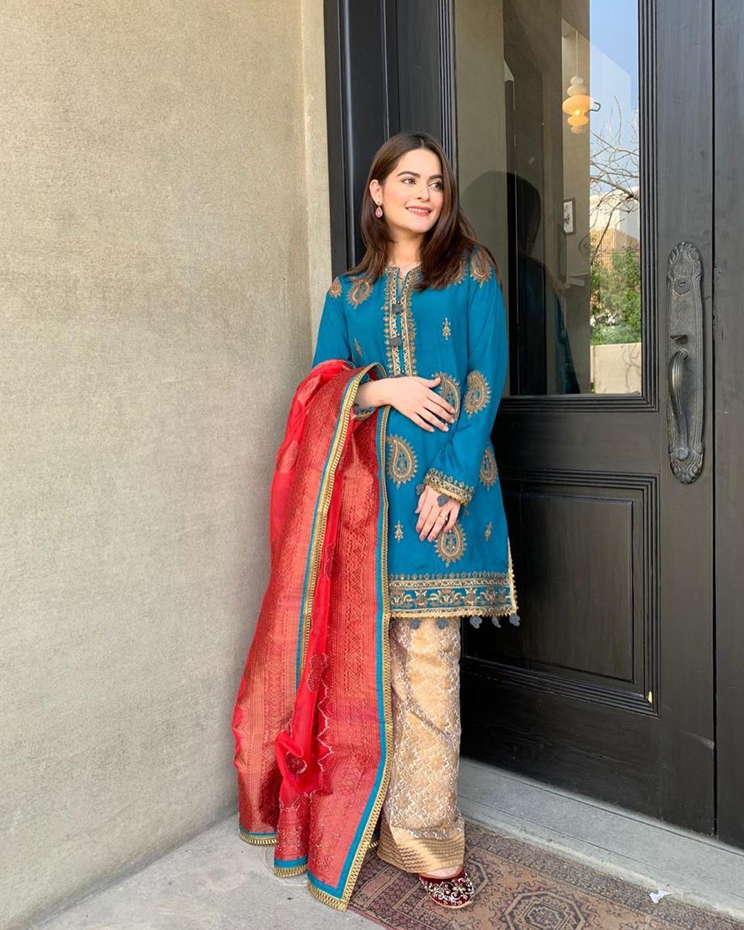 Gorgeous Minal Khan on the Sets of her Upcoming Drama