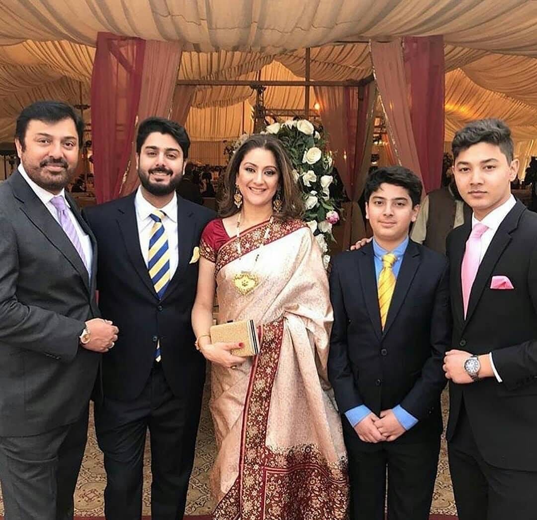 Latest Beautiful Clicks of Actor Nauman Ijaz with his Wife and Sons