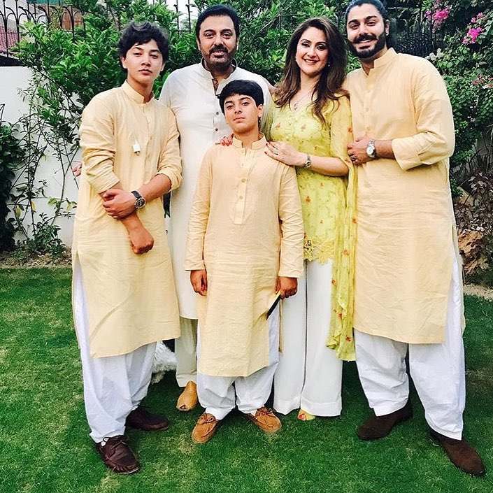 Latest Beautiful Clicks of Actor Nauman Ijaz with his Wife and Sons