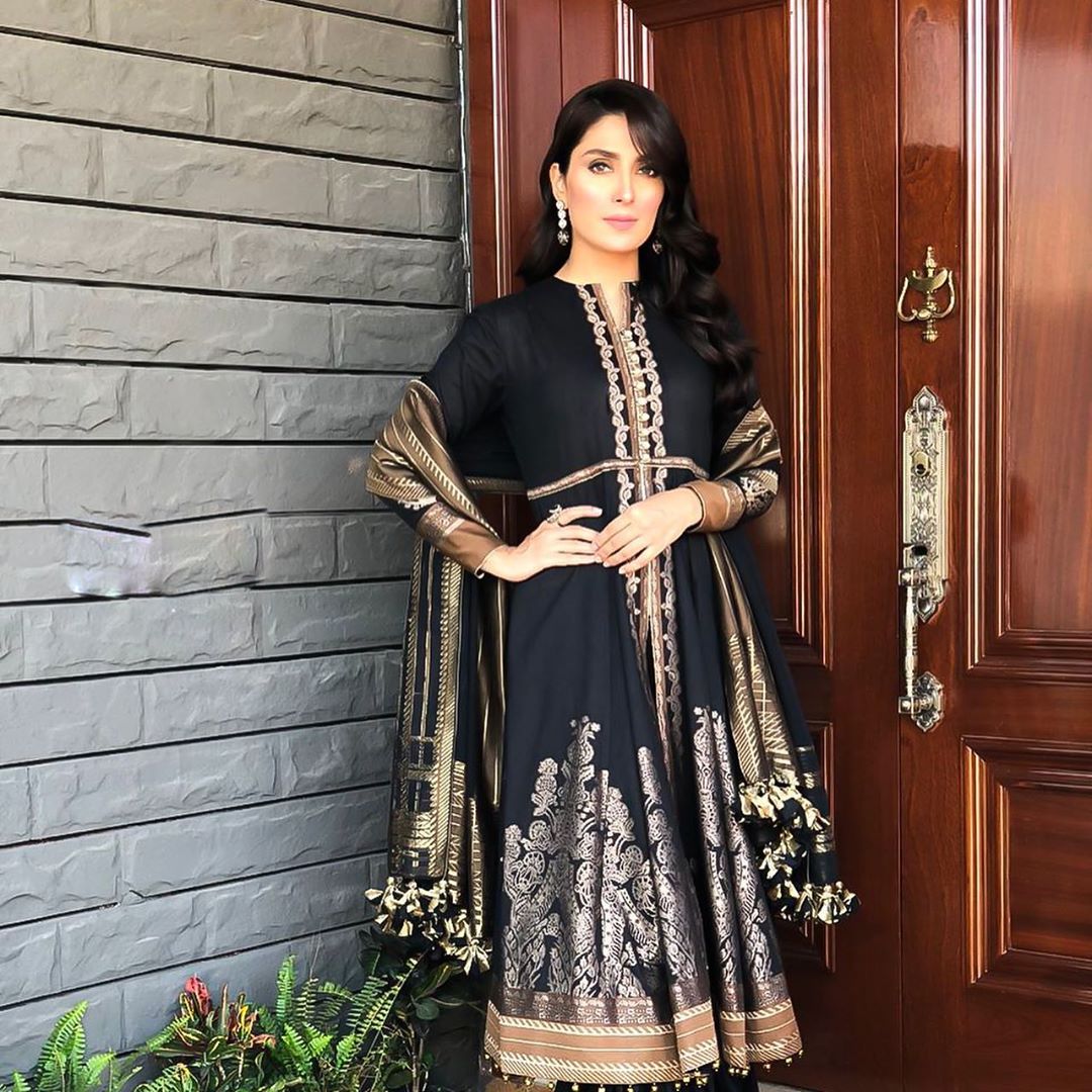 Ayeza Khan Looking Gorgeous in this Beautiful Black Outfit