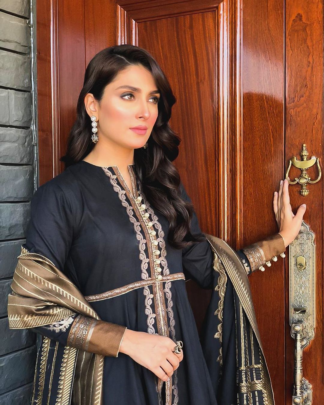 Ayeza Khan Looking Gorgeous in this Beautiful Black Outfit