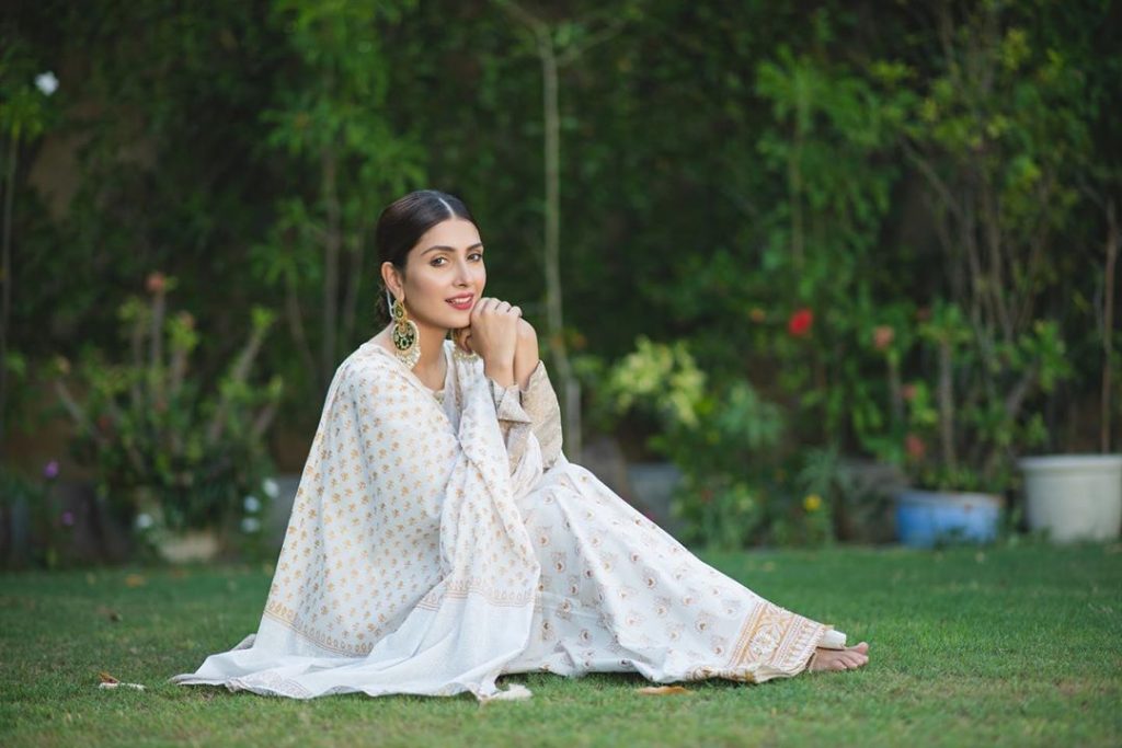 Koi chand rakh 2024 ayeza khan dresses