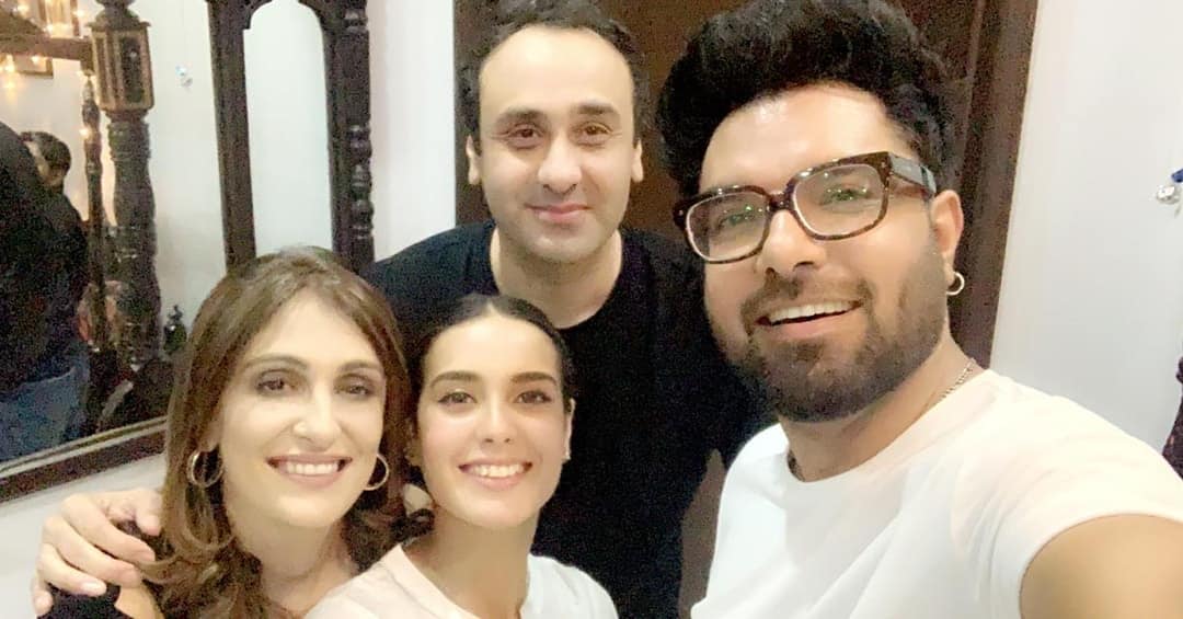 Iqra Aziz Celebrated her 22nd Birthday with Yasir Hussain and Close Friends