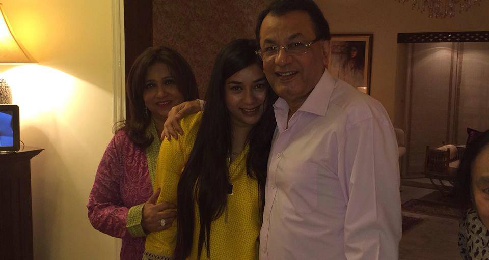 Beautiful Clicks of Singer Komal Rizvi with Family