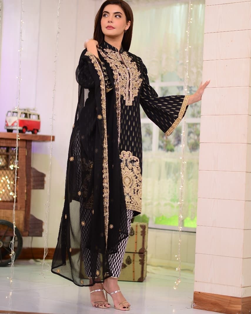 Some Beautiful Clicks of Nida Yasir From her Morning Show | Reviewit.pk