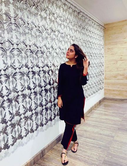 Latest Clicks of Beautiful Actress Sarah Razi Khan