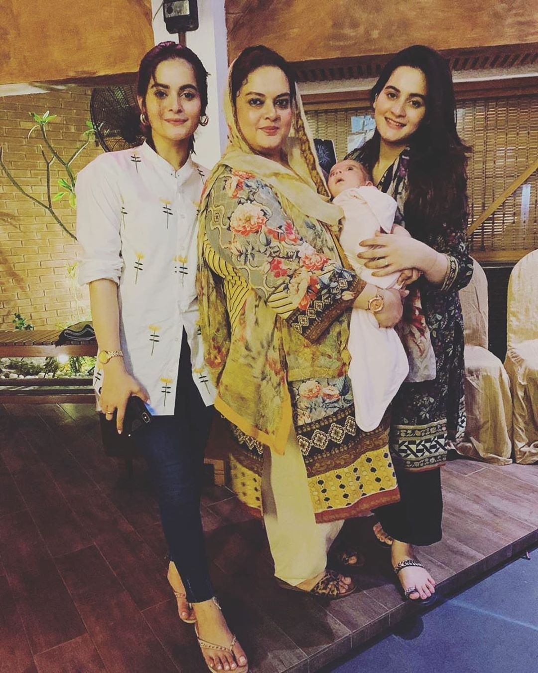 Latest Beautiful Clicks of Aiman Khan and Minal Khan With Family