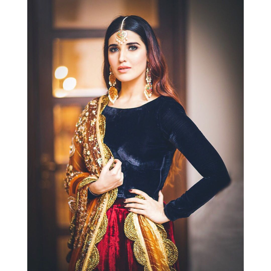 Actress Hareem Farooq's Latest Clicks in this Beautiful Outfit