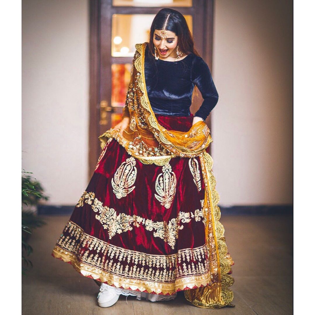 Actress Hareem Farooq's Latest Clicks in this Beautiful Outfit