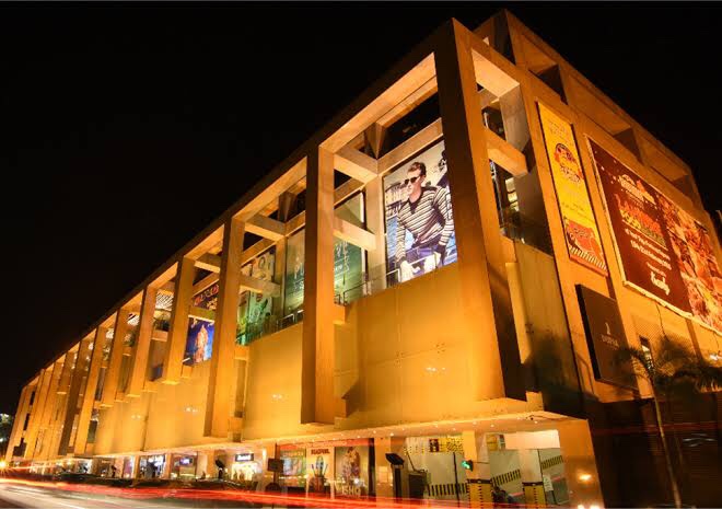 3 of the Best Shopping Malls in Lahore