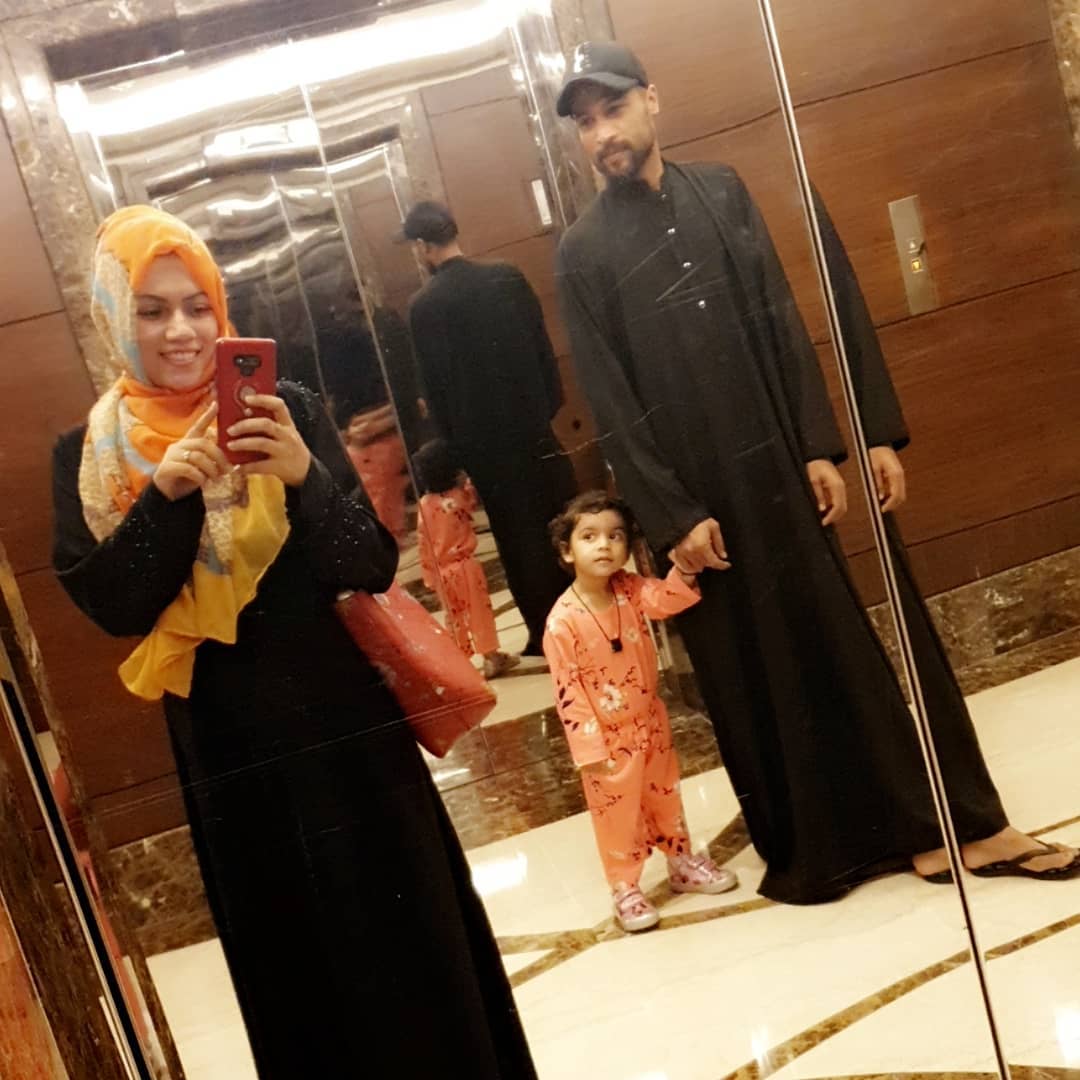 Muhammad Amir Umrah Pictures with his Wife and Daughter