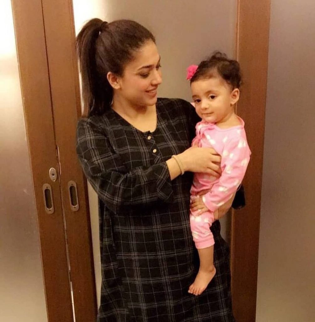 Cute Pictures Of Sanam Jung With Her Daughter Reviewit Pk