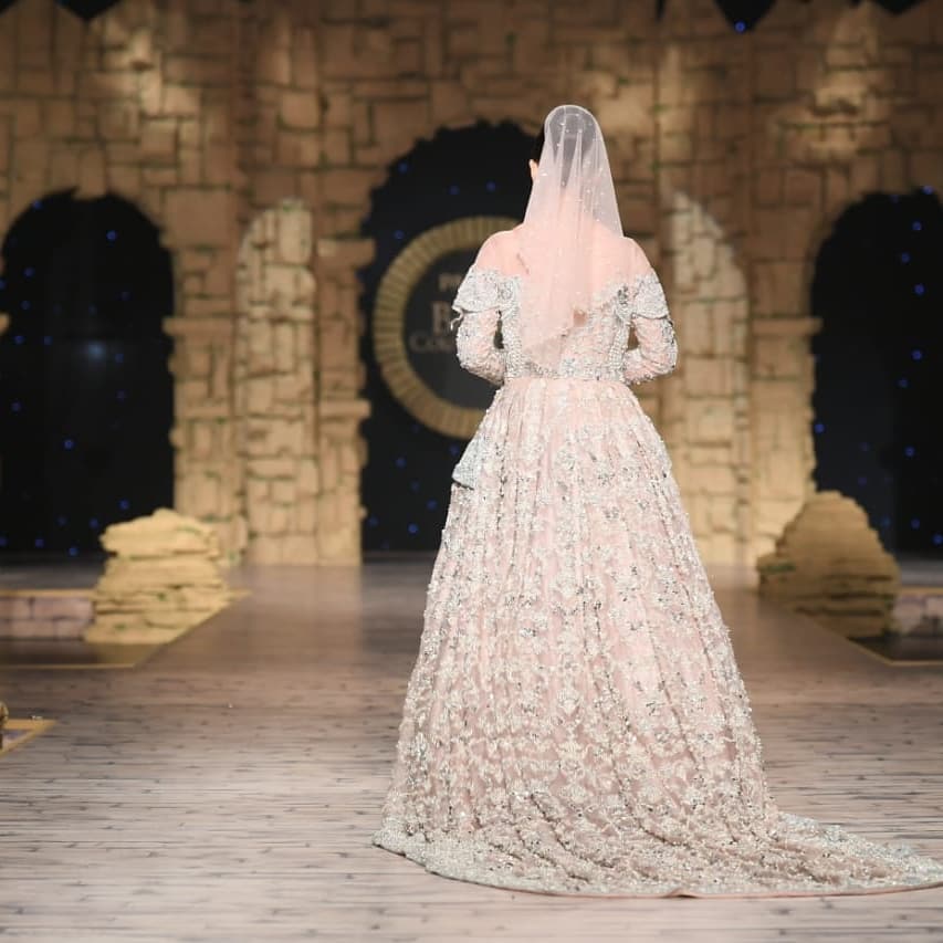 Beautiful Ayeza Khan Show Stopper for Aisha Farid at HBCW19