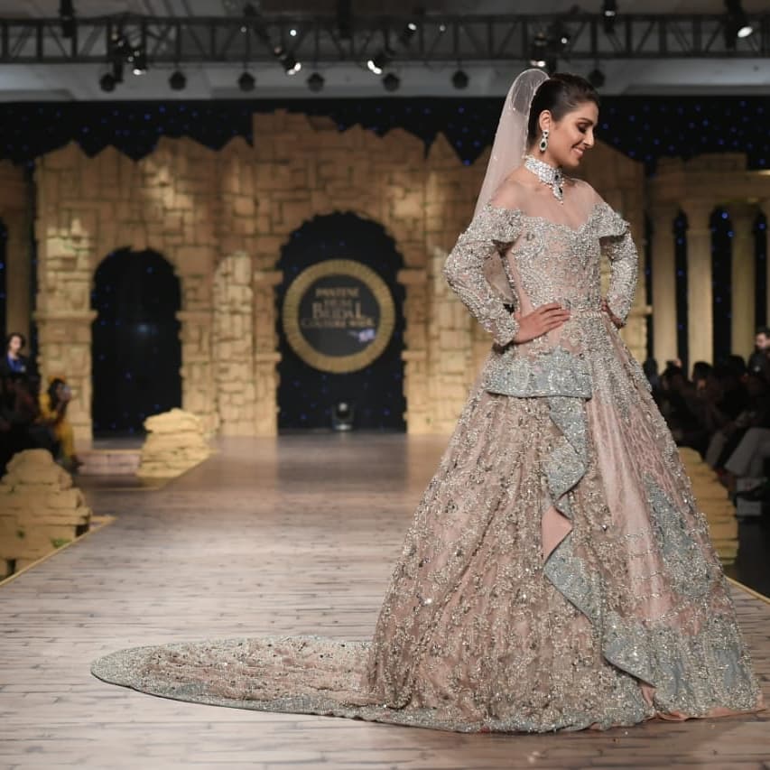 Beautiful Ayeza Khan Show Stopper for Aisha Farid at HBCW19