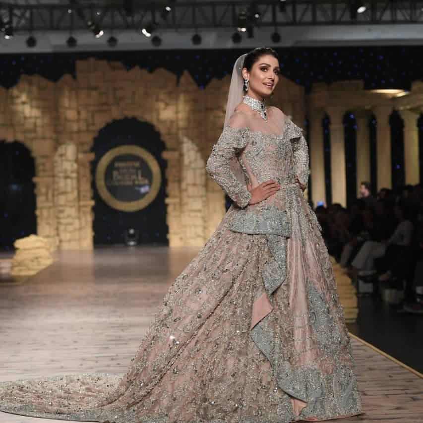 Beautiful Ayeza Khan Show Stopper for Aisha Farid at HBCW19