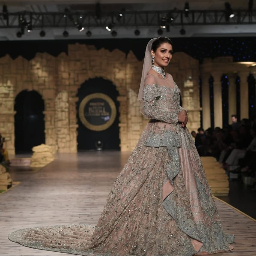 Beautiful Ayeza Khan Show Stopper for Aisha Farid at HBCW19