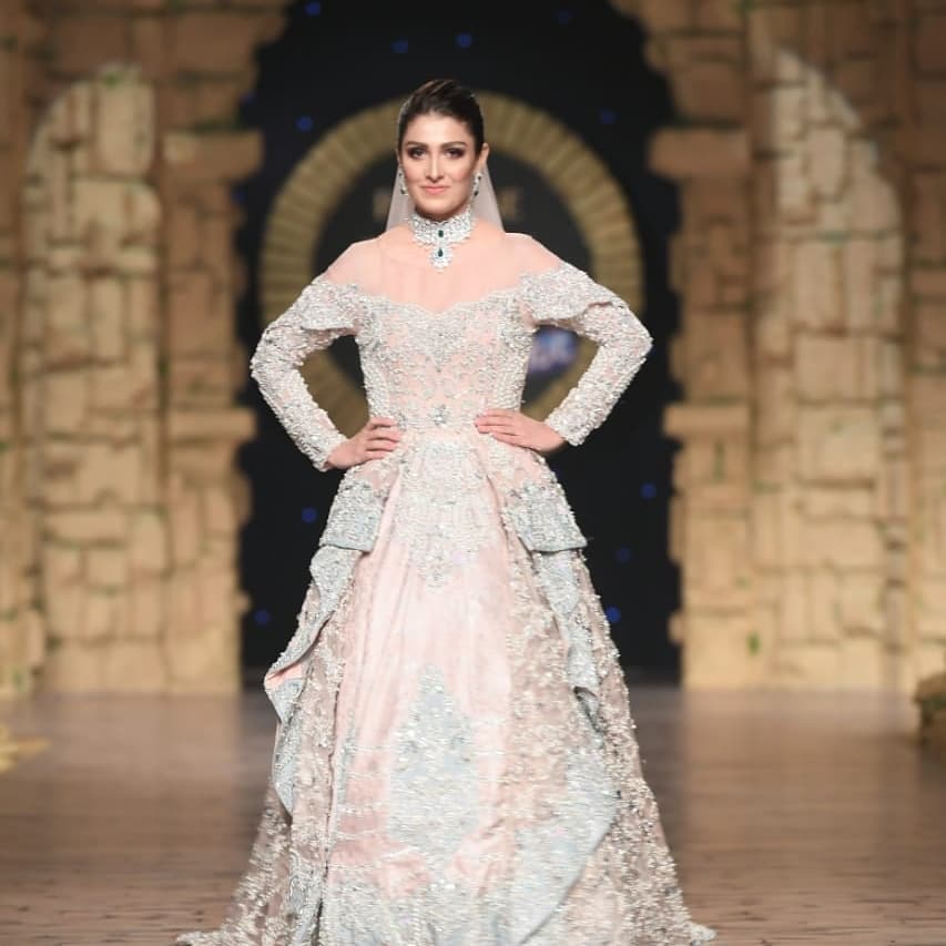 Beautiful Ayeza Khan Show Stopper for Aisha Farid at HBCW19